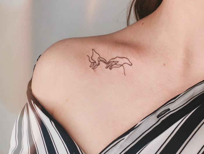 kleine tattoos mit bedeutung tattos am schlüsselbein michelangelo david hände schwarz weiße bluse