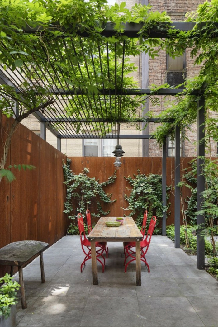 kleiner garten hinterhof gestaltung im modernen stil großer esstisch sichtschutz mit pflanzen ideen gartengestaltung