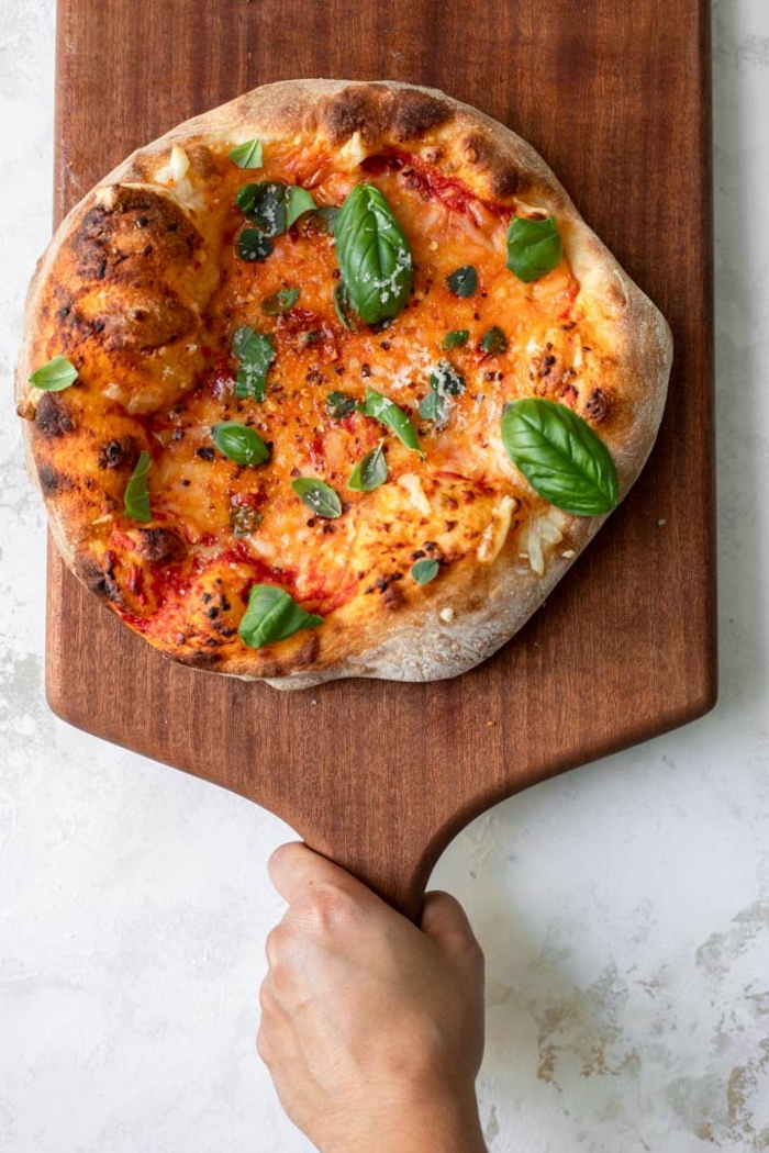 kochen für gäste pizza selber machen mit basilikum und tomatensoße gesund selbstgemachter pizzateig mittagessen ideen