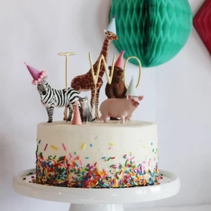 kreativ dekorierte torte mit tieren spielzeuge lustige kuchen kindergeburtstag vanille torte mit konfetti 2 geburtstag party