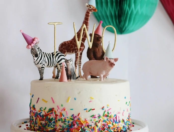 kreativ dekorierte torte mit tieren spielzeuge lustige kuchen kindergeburtstag vanille torte mit konfetti 2 geburtstag party