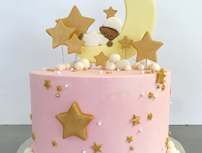 kuchen für kinder ideen kindergeburtstagskuchen für mädchen dekroiert mit rosa creme wolken und sternen