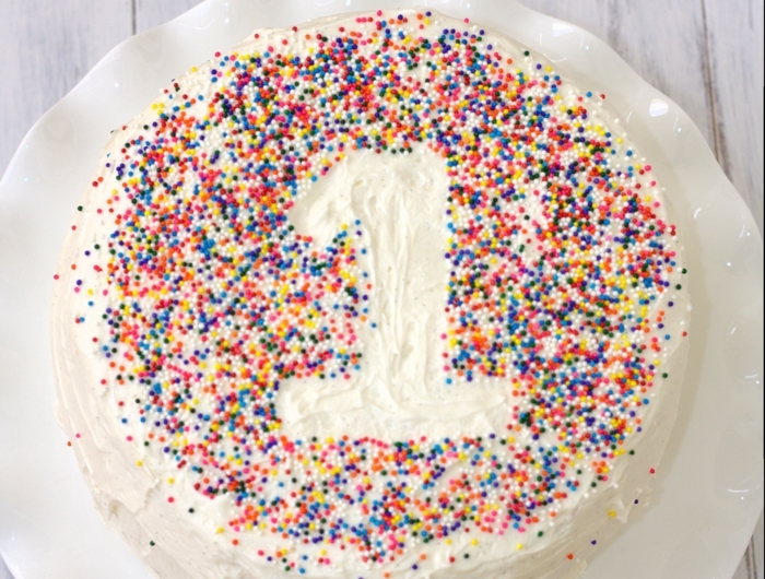 kuchen kindergeburtstag 1 jahr dekoriert mit konfetti klassische torte zum geburtstag leckere ideen