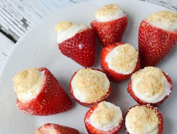käsekuchen rezept ohne boden mini chessecakes in erdbeeren sommersparty rezepte partyrezepte fingerfood