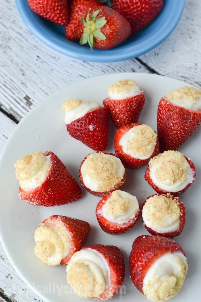 käsekuchen rezept ohne boden mini chessecakes in erdbeeren sommersparty rezepte partyrezepte fingerfood