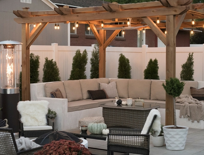 luxuriöse terrasse mit pergola und hängeleuchten moderne gartenmöbel gartengestaltung bilder inspiration