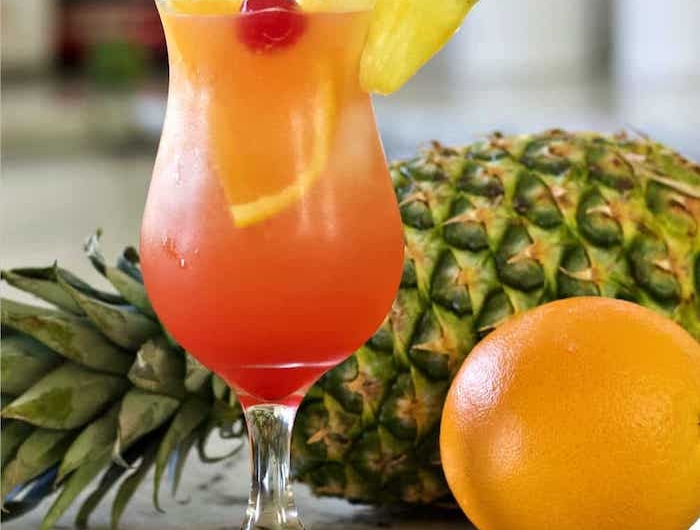 malibu beach cocktail rezepte ein glas mit orangensaft cocktail cherry ananas