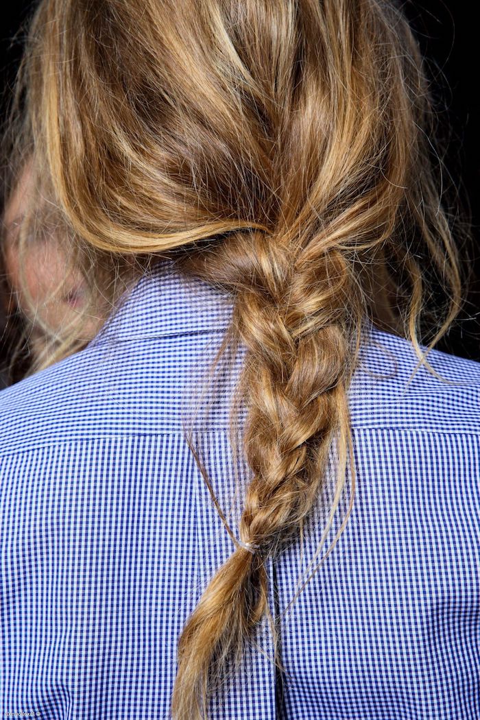 messy zopf fashion week frisuren inspiration blau weißes hemd braune haare strähnchen blond haarfarbe inspiration
