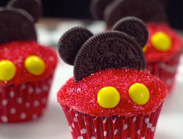 mickey mouse cupcakes rote muffins mit oreo kekse geburtstagskuchen kinder lustige muffins für kindergeburtstag