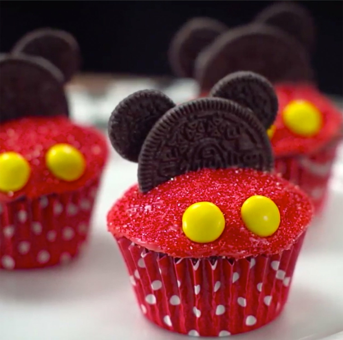 mickey mouse cupcakes rote muffins mit oreo kekse geburtstagskuchen kinder lustige muffins für kindergeburtstag
