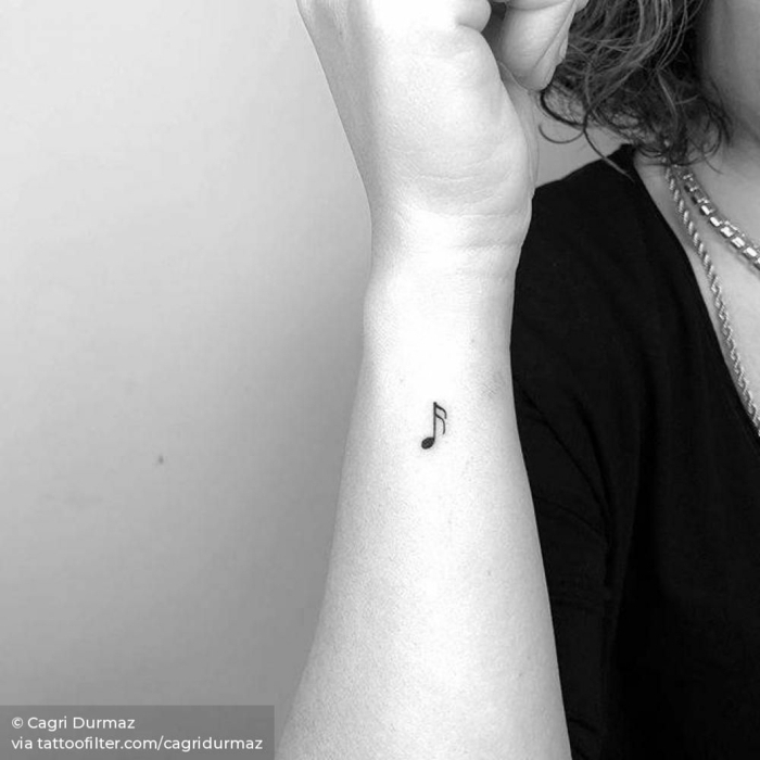 minimalistische note tattoo kleine tattoos mit bedeutung handgelenk dame im schwarzen t shirt