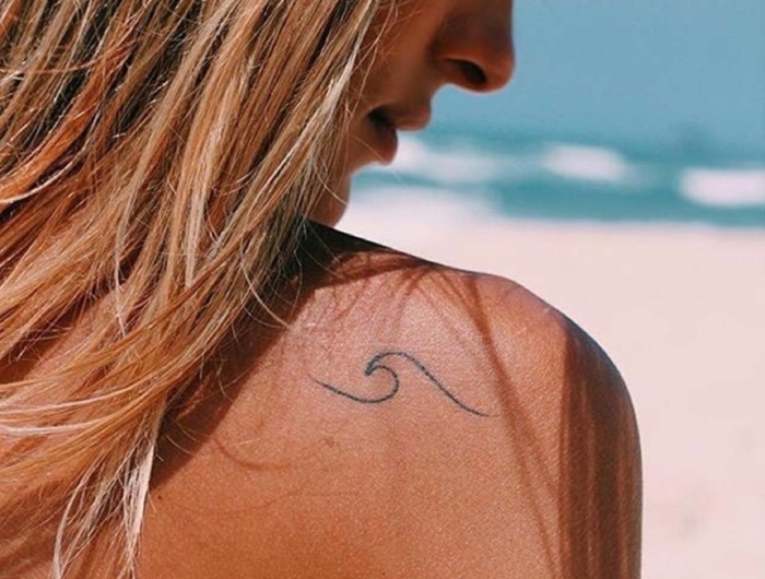 minimalistische tattoos auf die schulter welle tattoo schlicht blonde frau am strand