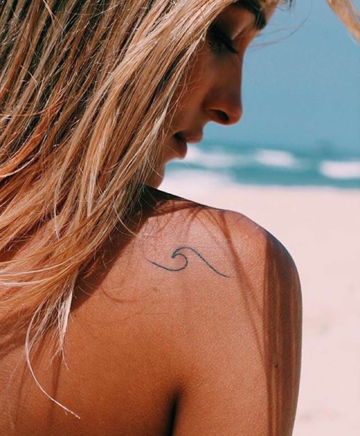 minimalistische tattoos auf die schulter welle tattoo schlicht blonde frau am strand 
