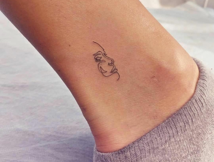 minimalistische tattoos mit persönlicher bedeutung kleines tattoo am fuß puma socke grau
