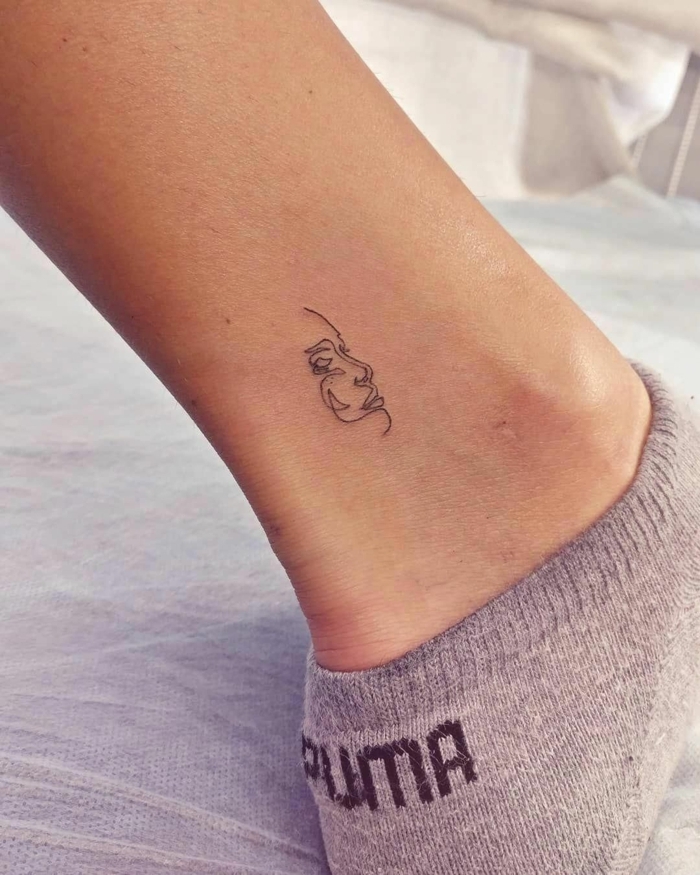 minimalistische tattoos mit persönlicher bedeutung kleines tattoo am fuß puma socke grau