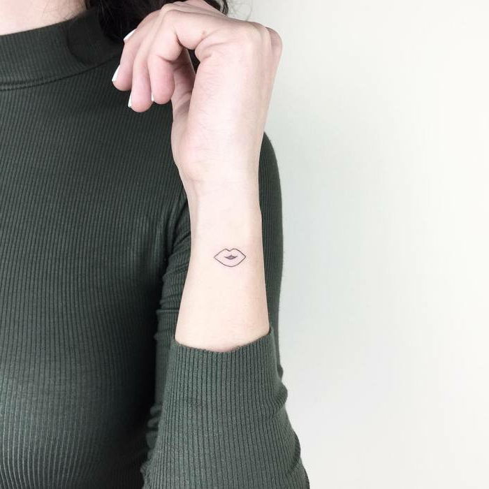 minimalistische tattoos von lippen frau im grünen pullover minimalistisce tattoos ideen und inspiration