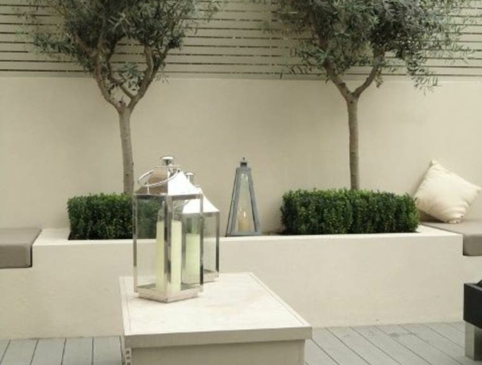 minimalistisches design garten gestalten inspiration und ideen kleiner weißer tisch zwei olivenbäume