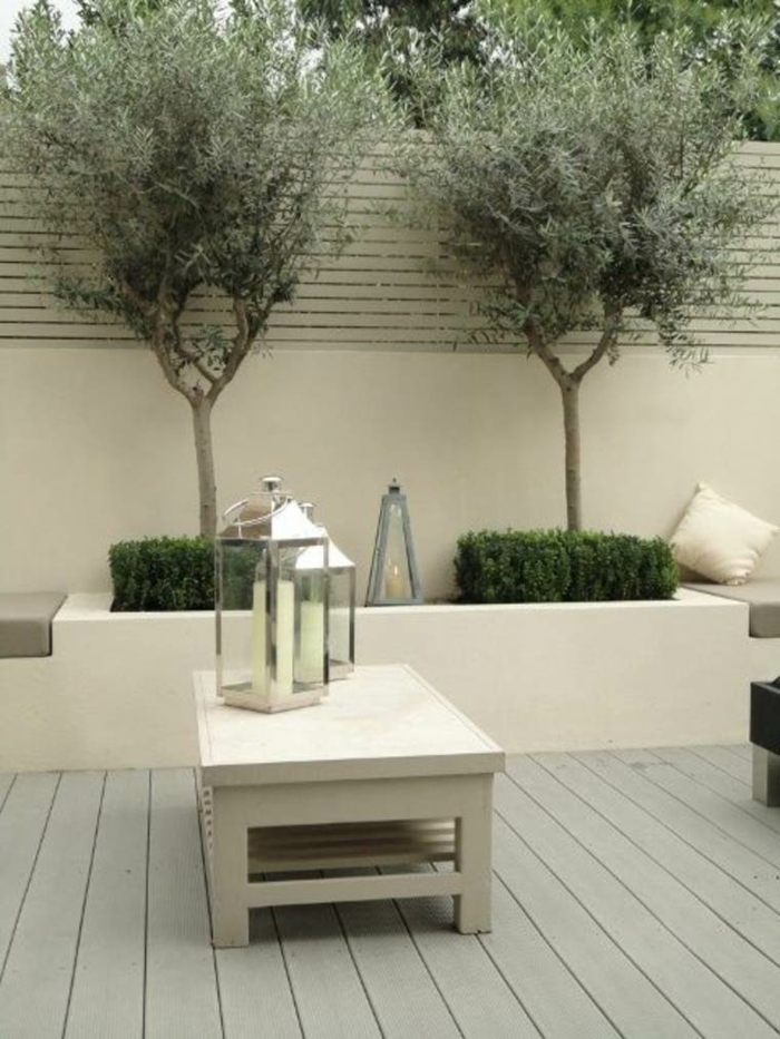 minimalistisches design garten gestalten inspiration und ideen kleiner weißer tisch zwei olivenbäume