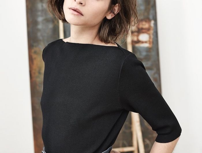 minimalistisches styling monochromes outfit in schwarz kurzhaarfrisuren 2020 damen frau braune haare mit seitenpony frisuren kurze haare