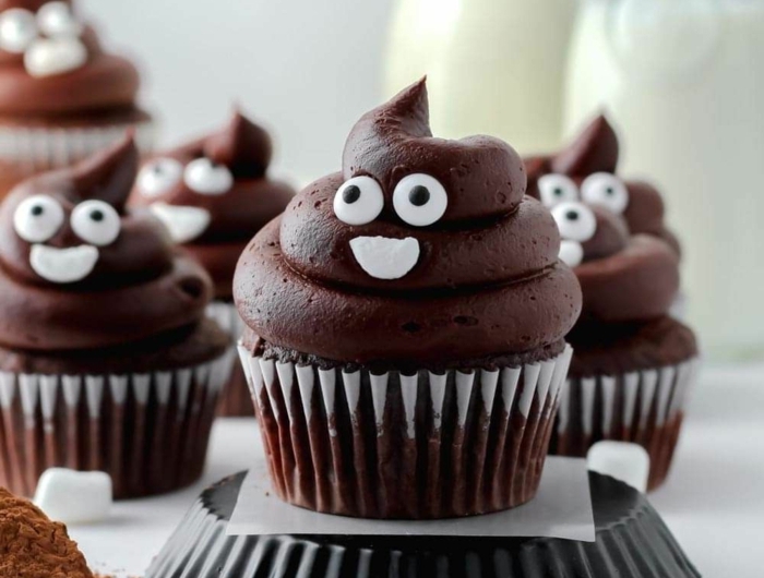 muffins für kindergeburtstag kacke emoji cupcackes mit schokolade leckere desserts backen mit rezept