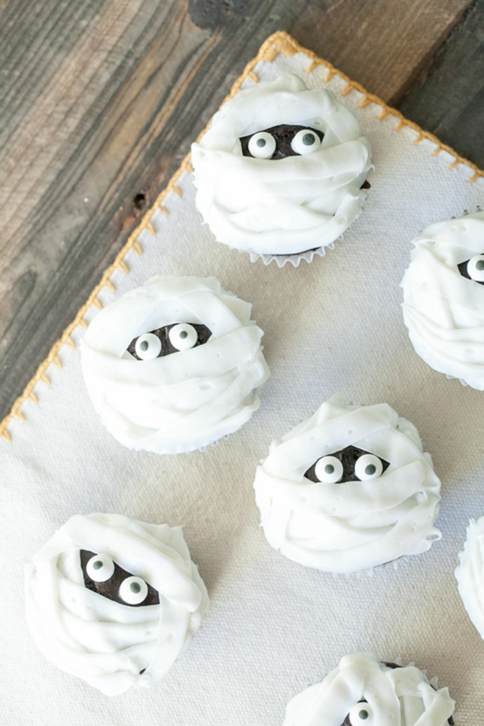 mumie cupcakes originelle backideen monster muffins für kindergeburtstag lustige ideen für muffins