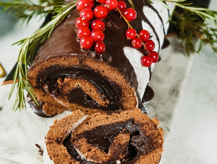 nachtisch ideen zu weihnachten weihnachtliches dessert buche de noel mit haselnusscreme und cranbeeren