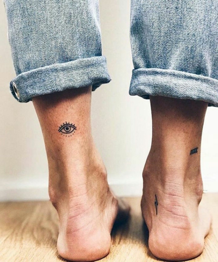 originelle ideen mini tattoo zwei tattoss an beiden füßen böser blick schutz tattoo helle jeans