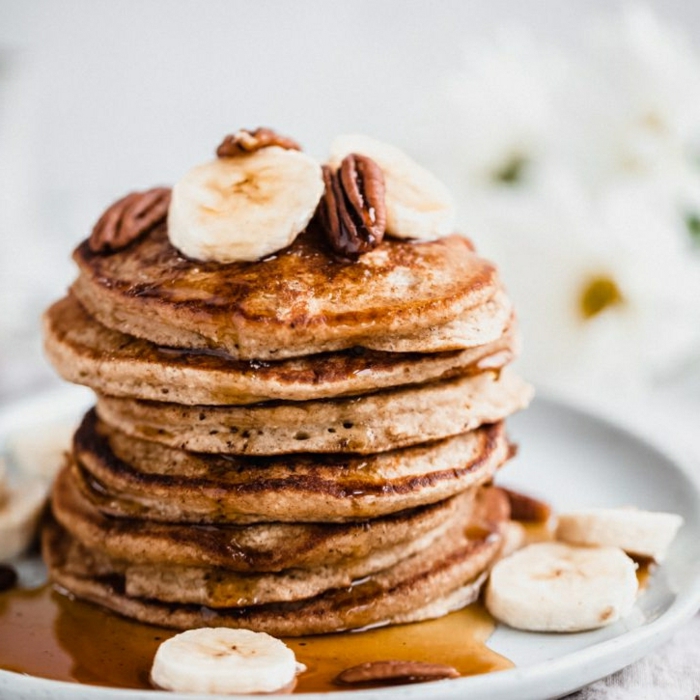 pfannkuchen rezept süß amerikanisches frühstück mit bananen pekannüssen und honig