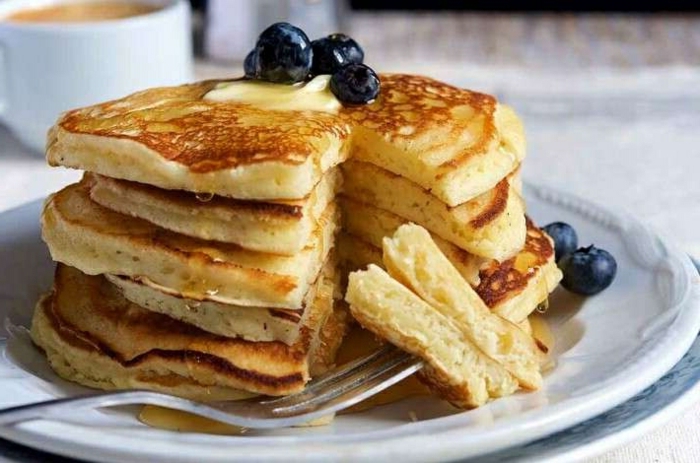 pfannkuchen rezept süß amerikanisches rezept klassisches frühstück garniert mit früchten und honig blaubeeren