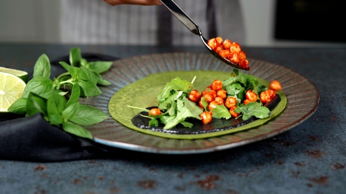 pfannkuchen selber machen grüne halloween pancakes mit kichererbsen tahini und rukola