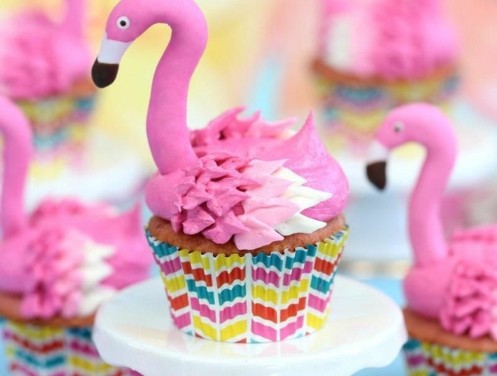 pinke flamingos dekoration cupcakes inspiration muffins verzieren originell pinke sonnenbrillen