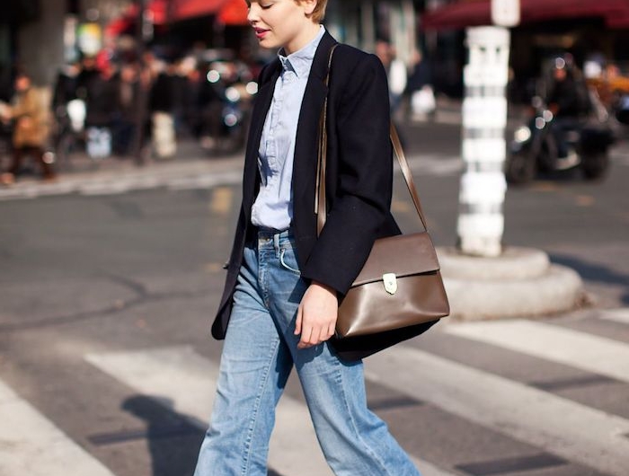 pony frisuren 2020 street style elegantes styling flair jeans blaues hemd schwarze jacke braune tasche