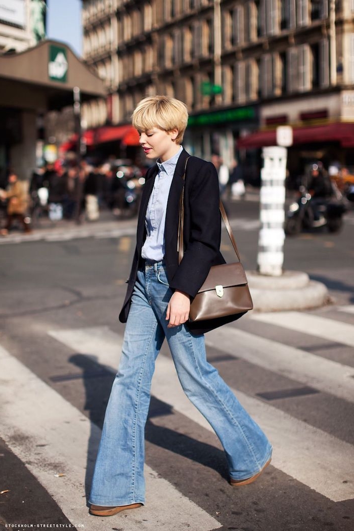 pony frisuren 2020 street style elegantes styling flair jeans blaues hemd schwarze jacke braune tasche 