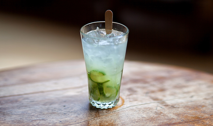 rezepte für alkoholfreie cocktails ein glas mit caipirinha cocktail und grünen limetten cocktail rezepte