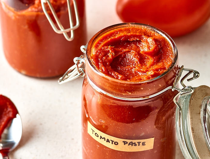 rezepte mit tomatensoße ein löffel und große rote tomaten tomato paste wie kann man tomaten einkochen rezepte mit tomaten