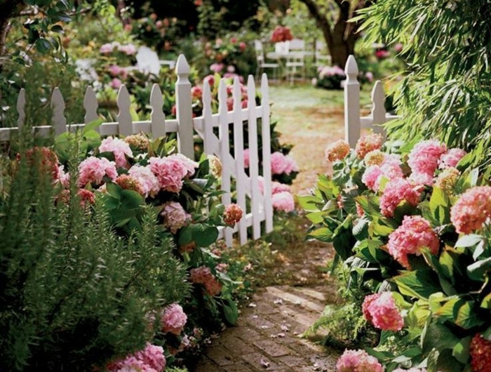 romantische außeneinrichtung garten neu gestalten mit schönen pinken blumen und grünen pflanzen gartengestaltung modern