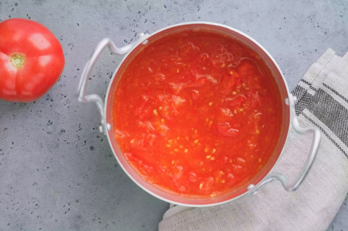 rote tomaten wie kann man tomaten einkochen rezepte tomatensoße einkochen ein topf mit roter tomatensoße