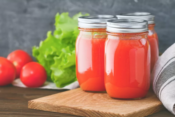 salat wie kann man tomaten einkochen rezepte ein tisch aus holz und kleine rote tomaten einkochen gläser mit tomatensoße
