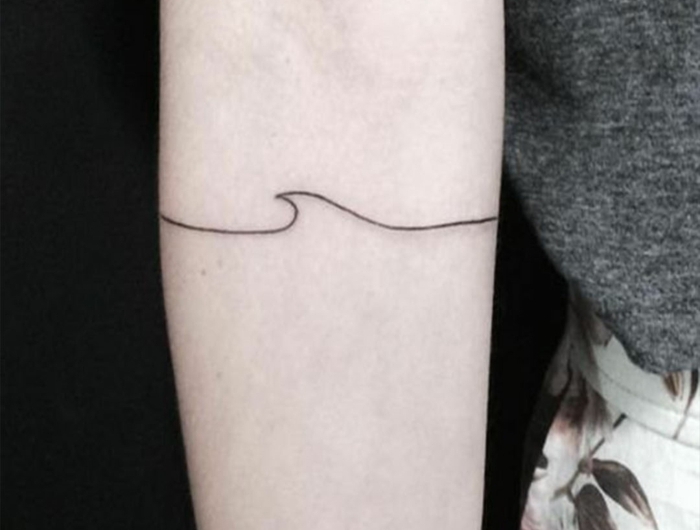 schlichte ideen für welle tattoo am arm minimalistische tattoos mit bedeutung inspiration