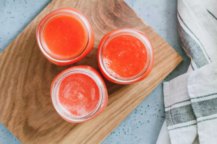 schneidebrett drei gläser mit einer soße aus frischen tomaten wie kann man tomaten einkochen rezepte