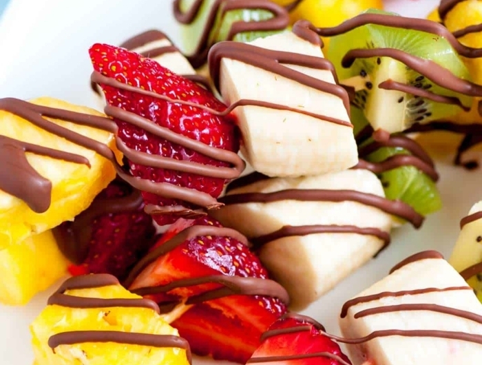 schnelle vegetarische rezepte für jeden tag partyessen ideen spieße mit obst bananen erdbeeren kiwi schokolade