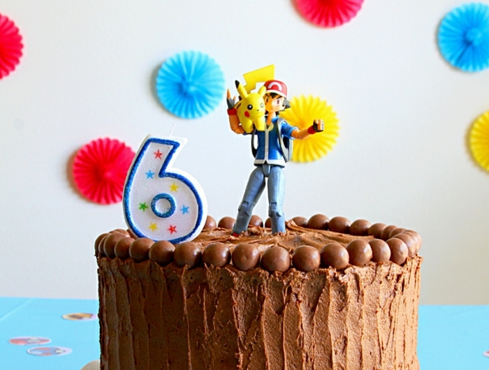 schokoladenkuchen gelbe vanille torte mit schokolade und zuckerguss pokemon motto party geburtstagstorte selber machen