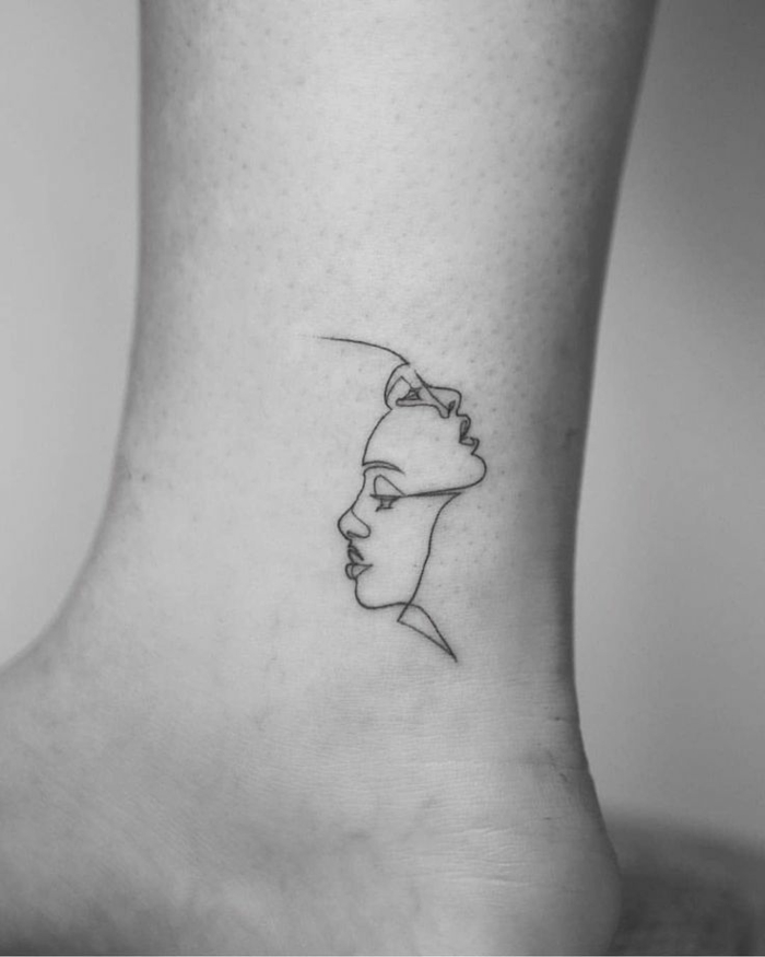 schwarz weißes foto tattoo vorlagen frauen von zwei gesichter simple ideen tattoos auf dem fuß inspiration