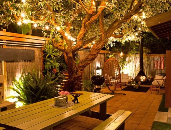 schöne gärten bilder picknickbanck hinterhof beleuchtung ideen großer baum mit hängeleuchten große schauckel