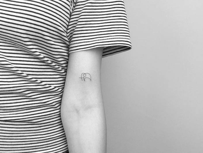 schöne tattoos für frauen minimalistische tattoos von einem elefanten schwarz weißes t shirt