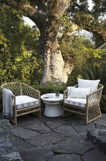 sitzbereich mit zwei sesseln kleiner runder tisch gartengestaltung bilder modern außeneinrichtung inspiration