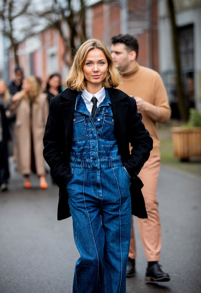 street style inspiration jeans overall schwarzer mantel blonde kurze haare frisuren frisurentrend 2020 inspiration