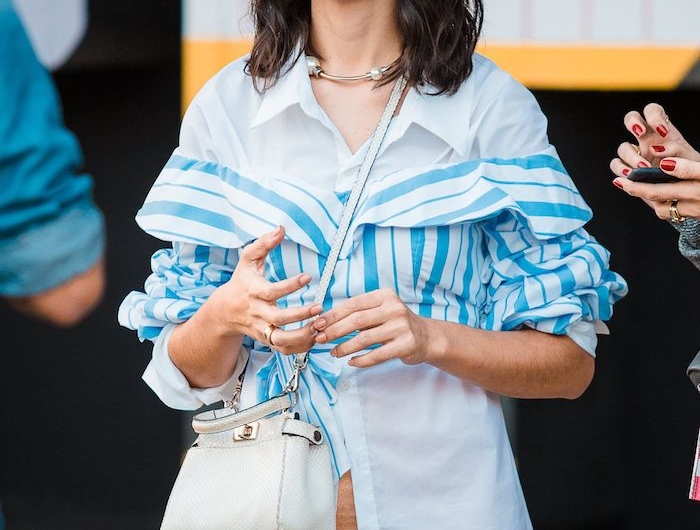 stylisches sommer outfit blau weiße bluse mini tasche shaggy bob frisuren 2020 frauen trendige haarschnitte