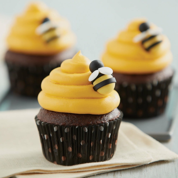 süße und leichte bienen cupcakes mit schokolade muffins kindergarten für geburtstagsfeier rezepte zum backen
