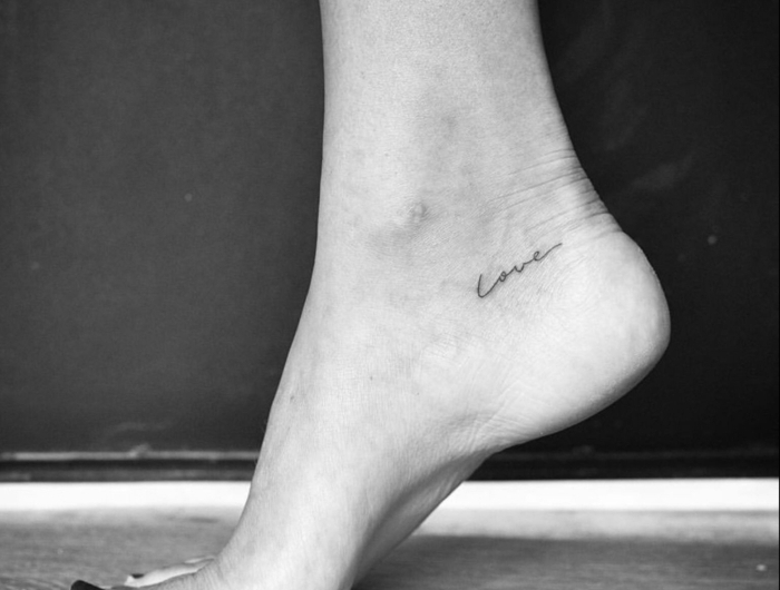 tattoo vorlagen frauen mit bedeutung love tattoo am fuß schwarz weißes foto schwarzer nagellack
